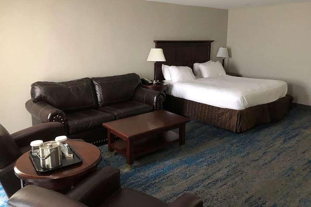 Ramada By Wyndham Cleveland Independence Hotel Room photo